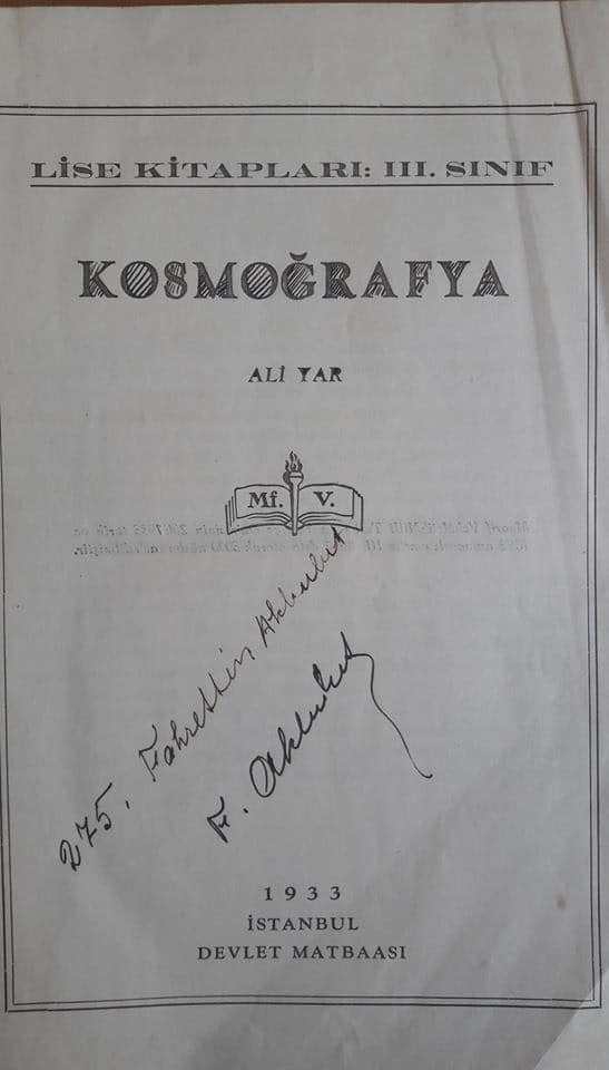 _  Yıl 1929...
Lise 3 ders kitabı.  Adı: Kozmografya... Yazarı Ordinaryüs Prof. Dr. Ali Yar.
Atatürk’ün isteği ile yazıldı. Büyük önderdeki öngörüye bakar mısınız.?

Hikayesi ise inanılmaz....

“Bu kitabı bulabilmek için uzun zamandır çaba sarf ediyordum. Sonunda bir sahafta
