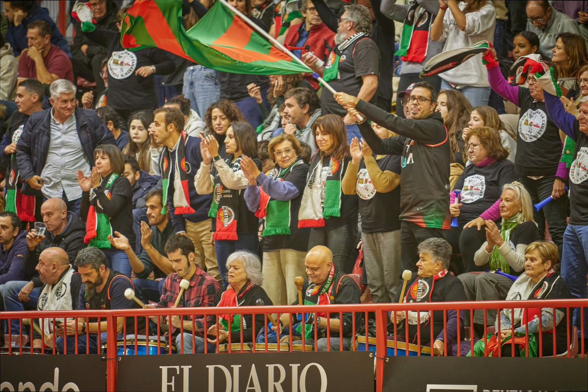 Querida aficion,

Quiero agradeceros por una temporada inolvidable en 2023/24. Vuestro apoyo en el Trueba ha sido increíble y me ha inspirado en cada juego. Fue un honor debutar en la LEB Oro con el Cantabria y dar lo mejor de mí en mi primer año en España.

Hasta siempre,
Rafa