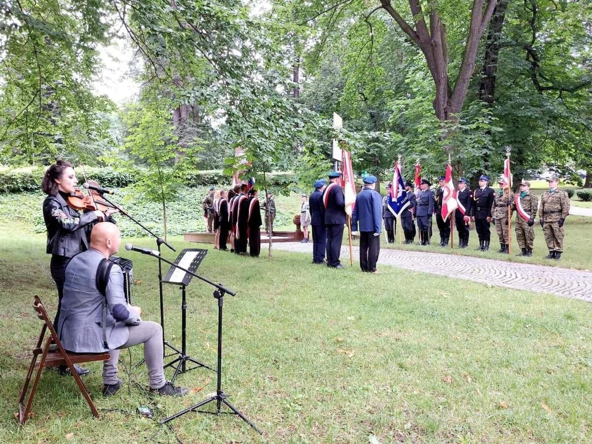 WCR_Klodzko's tweet photo. W dniu 7️⃣ lipca br. Szef #WRiP #WCRKłodzko mjr Bartłomiej #Paczewski wziął udział w uroczystości z okazji #NarodowegoDniaPamięciOfiarLudobójstwa dokonanego przez ukraińskich nacjonalistów na obywatelach II RP, która odbyła się w #ParkuKresowian 📌 #Kłodzko.
Pamiętamy…🇵🇱🕯️ https://t.co/BgZKSlKRTK
