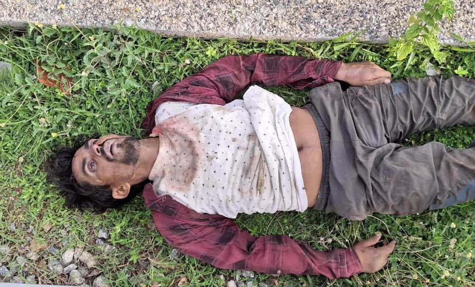 अगर आप मुसलमान हैं तो आपको कभी गाय के नाम पर, कभी बकरे के नाम पर मॉब लिंचिंग में मार दिया जायेगा। 

अब सरकार चाहे बीजेपी की हो या विपक्ष की क्या फर्क पड़ता है! 

और जब इस जुल्म को एक मुसलमान पत्रकार रिपोर्ट करेगा तो मुकदमा भी उल्टा उसी पर लिखा जाएगा।