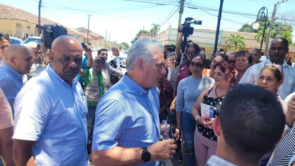 #VillaClaraConTodos 
Presidente <a href="/DiazCanelB/">Miguel Díaz-Canel Bermúdez</a>. El país está lleno de trabajadores, que en las peores cirscunstancias, están encontrando soluciones. Convoco a todos a tomar esas valiosas experiencias, que todavía son la excepción, para convertirlas en regla. 
#JuntosPorVillaClara