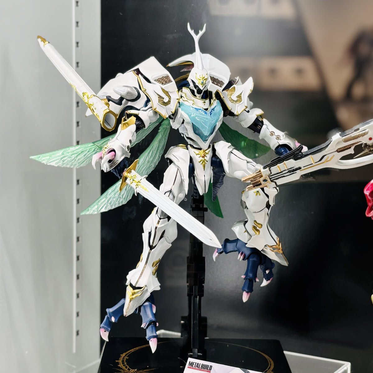 同じくメタルビルド ドラゴンスケイルより サーバイン 白き秘宝ver