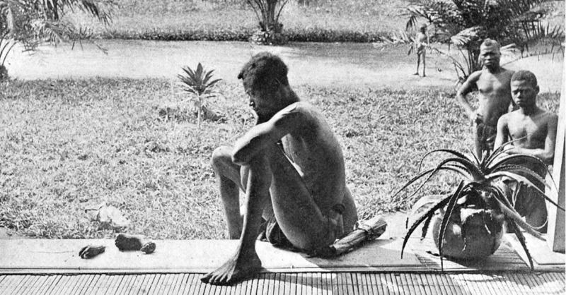 jeune_afrique's tweet photo. Chaque semaine en juillet et en août, Jeune Afrique vous présente une photographie iconique. Aujourd’hui, ce père désespéré qui regarde le pied et la main de sa fille de cinq ans, tranchés par des gardes de l’Anglo-Belgian India Rubber Company.