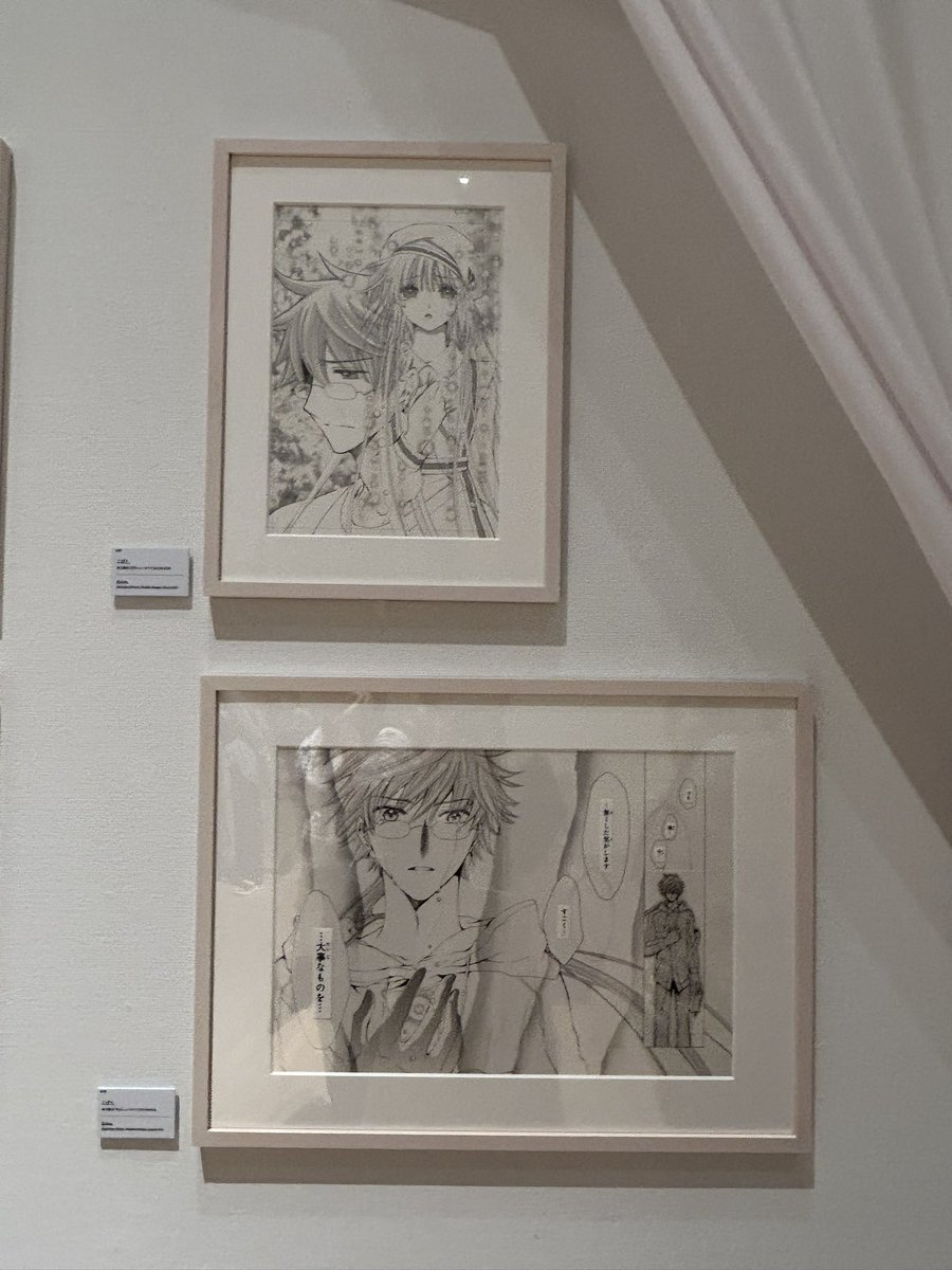 kotone3689712's tweet photo. 展示品は写真OKな所が大半を占めていて、ここぞとばかりにずーっと写真撮ってました🤣
一部抜粋でこばと。の花戸小鳩ちゃん！
上下の並びがもうファンの心を狙い撃ちにきてて、ヤバかったです😭✨
#CLAMP展
#こばと。 https://t.co/DrKbG0CUos