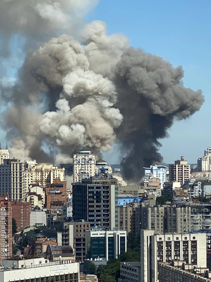 O centro da cidade de Kyiv acaba de ser bombardeado pela 🇷🇺Rússia. 🇺🇦Mulheres e crianças foram mortas e feridas🤬O 🇧🇷Brasil ainda chama a 🇷🇺Rússia de parceiro estratégico. Sem comentários