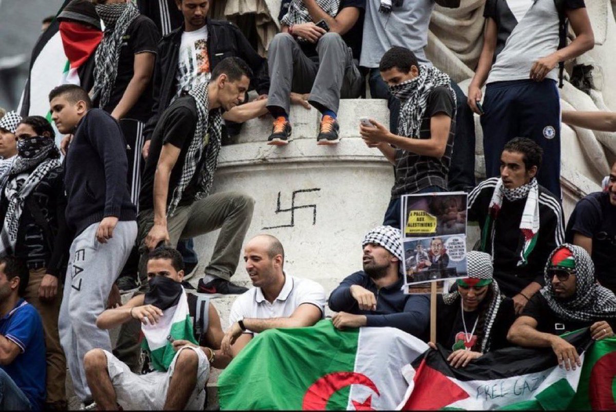 ainyrockstar's tweet photo. Das sind übrigens die Leute, die den linken Wahlsieg gegen die „Rechtsextremen“ feiern. 

Frankreich ist verloren. Juden müssen fliehen und irgendwann auch alle anderen Nicht-Muslime. 

In Deutschland wird es genauso kommen, weil wir glauben, dass wir noch zig Versuche mit CDU und Co hätten. Aber die haben wir nicht. Die Mehrheitsverhältnisse kippen wie in Frankreich. Dazu all die irren linken Einheimischen, die sich mit muslimischen Antisemiten zusammentun. 

Und in Deutschland feiern Presse und Politik völlig unkritisch diesen Wahlsieg. Kann man sich nicht ausdenken. 

#NieWiederIstJetzt
