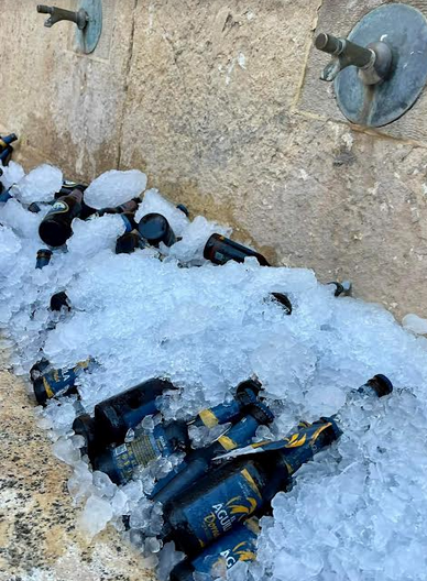 😮Utilizan la centenaria Fuente del Caño como botellero enfriador para la fiesta privada de una organización económica de la ciudad. 

No salimos de nuestro asombro cuando nos hicieron llegar esta imagen publicada en Facebook. 

La falta de respeto hacia el patrimonio y...