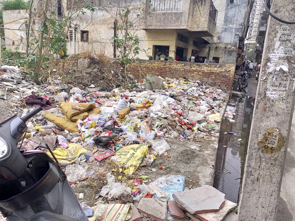 _OMFoundation's tweet photo. Respected Sir, @ceonoidaauthority  At gali no 2, hoshiyarpur, Sector 51, Noida. Their is empty plot which has become a dumping ground, We've filed complaints but haven't seen any action. Kindly prioritize clearing this sir. Attached are photos and videos for reference. Thankyou. https://t.co/bforZeEPC2