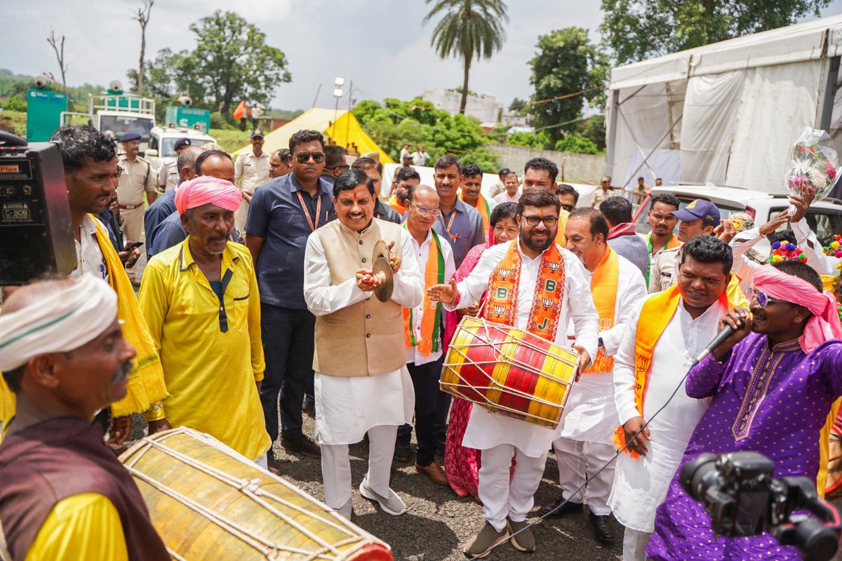 ये ढोल की गमक, मांदल की थाप, झांझ की ताल नहीं; ये अमरवाड़ा की हुँकार है, ये प्रचंड विजय की गूंज है।

 #DrMohanYadav
#CMMadhyaPradesh