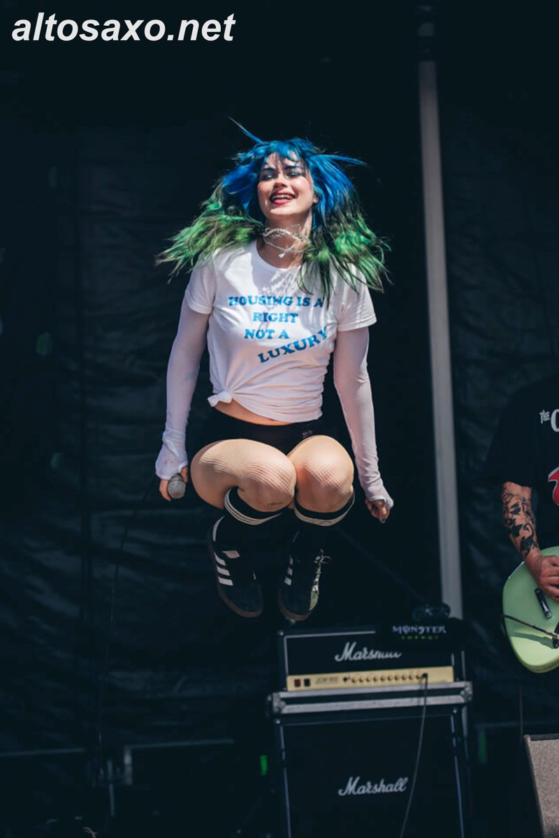 AltosaxoMusic's tweet photo. Kat Moss of the hardcore punk band Scowl performs live at Vainstream Rockfest 2024 at Am Hawerkamp in Münster, Germany on June 29, 2024. #Scowlband #Vainstream 
ALTOSAXO Music Apparel 
https://t.co/BQvVWUowwb https://t.co/keObKjErxo