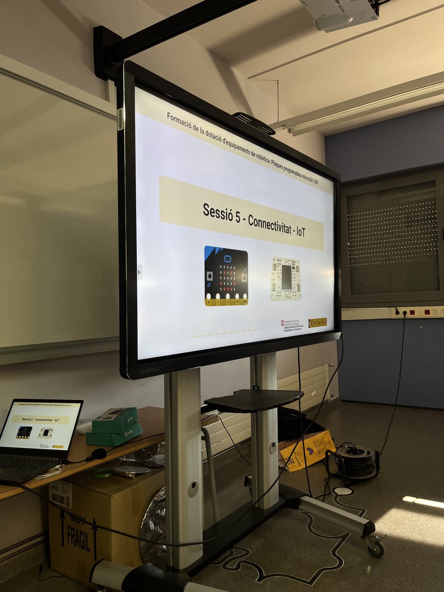 sevoriental4's tweet photo. Seguim amb els cursos de robòtica de juliol.☀️☀️
El curs de microbit a càrrec de ⁦@pantiberrozpe⁩ a ⁦@EscolaGiroi⁩ #culturadigital #formaciodocent https://t.co/9zNtXQPEUx