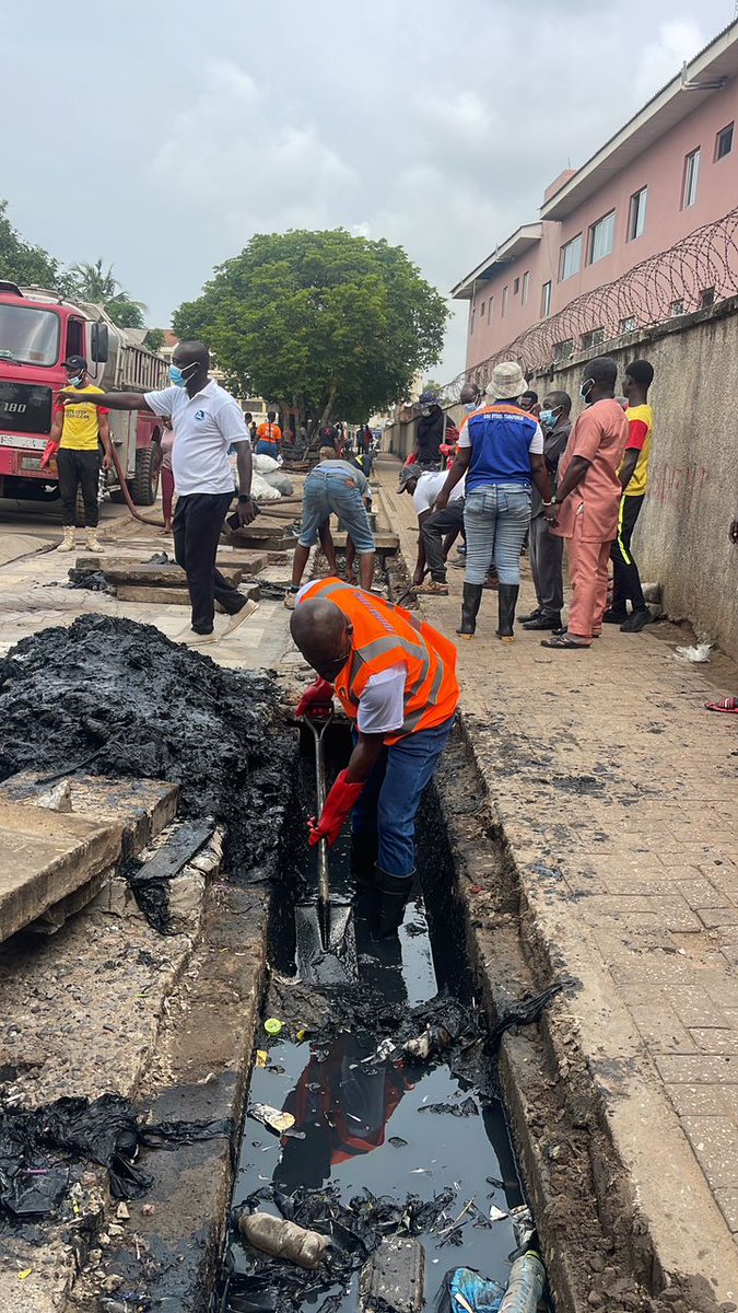 Adzoapapabi's tweet photo. Together for a Cleaner Accra, Ghana Health Service, Ghana National Ambulance Service, Ghana Police Service, Ghana Armed Forces Team, and Korle Klottey Municipal Assembly and Headpotters (Kayayies) join forces with Zoomlion for the #HomowoCleanUp. https://t.co/mGxBgGVyoR