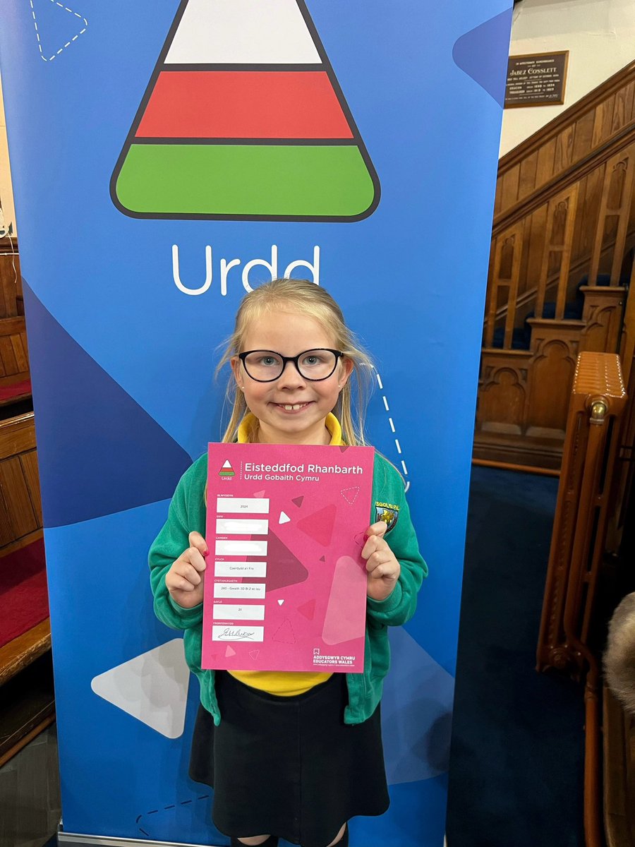 M yn derbyn ei thystysgrif am ei gwaith Celf yn noson wobrwyo <a href="/UrddCaerdyddFro/">Urdd Caerdydd a'r Fro</a> ! Da iawn ti 👏🏼 

@MissWilliamsPYP