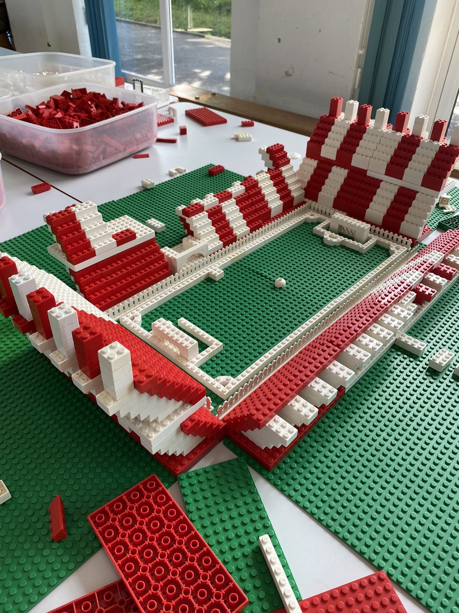 Exploring football stadium structures <a href="/RoeLeePrimary/">Roe Lee Park Primary School & Nursery</a> great teamwork y6!  #STEM #EURO2024 #lego