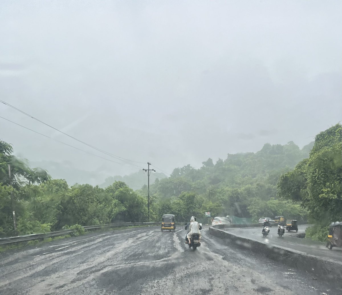 QueenofThane's tweet image. Ghodbunder Road was repaired just in June. And see the current condition! Dear @CMOMaharashtra 
Can you please look into this stretch? Or want some people to sacrifice their lives to bring this road into notice? #thane #mumbai