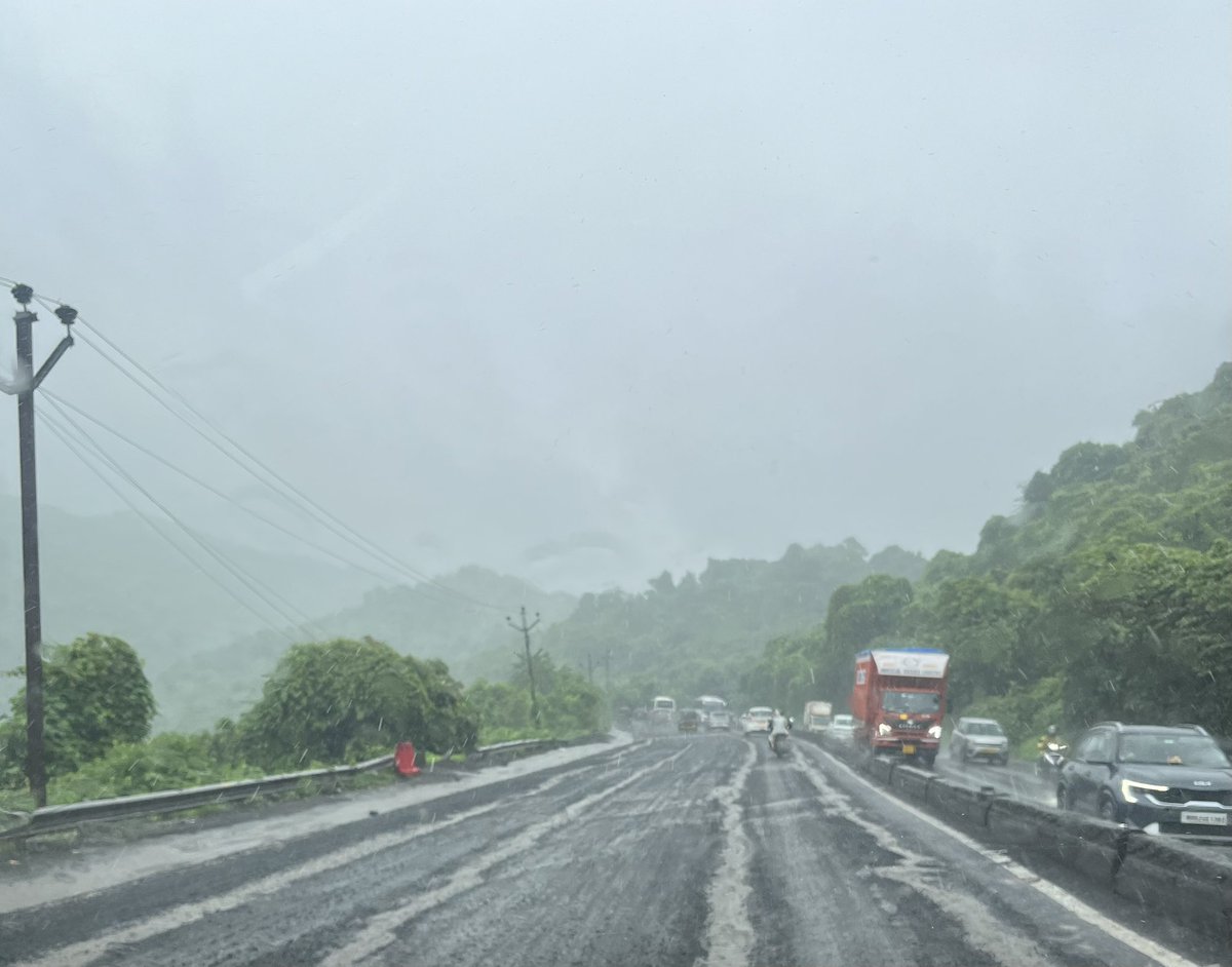 QueenofThane's tweet image. Ghodbunder Road was repaired just in June. And see the current condition! Dear @CMOMaharashtra 
Can you please look into this stretch? Or want some people to sacrifice their lives to bring this road into notice? #thane #mumbai