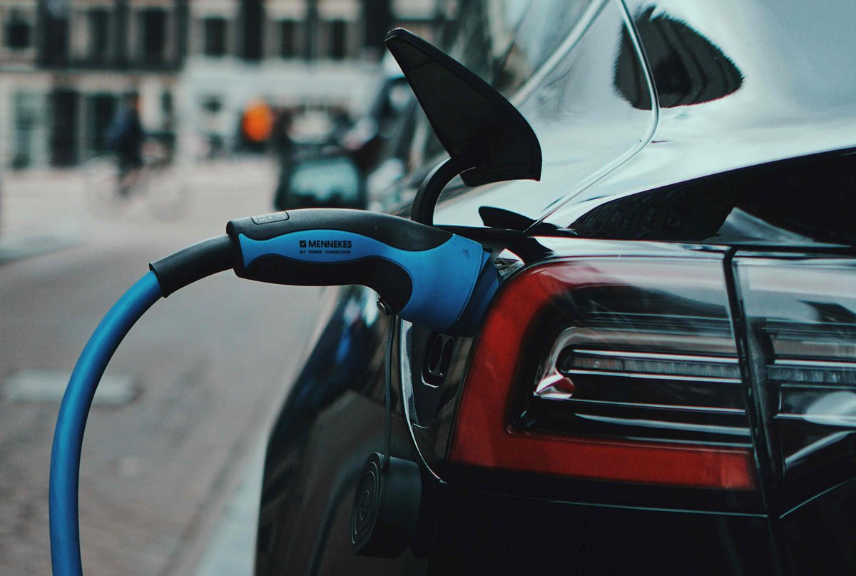 Veel ex-elektrische leaseauto’s stromen dit jaar de occasionmarkt in, waarmee ook een relatief dure EV opeens bereikbaar wordt voor een grotere groep. Maar langs welke meetlat legt het koperspubliek de gebruikte EV? knac.nl/hoe-is-de-batt…