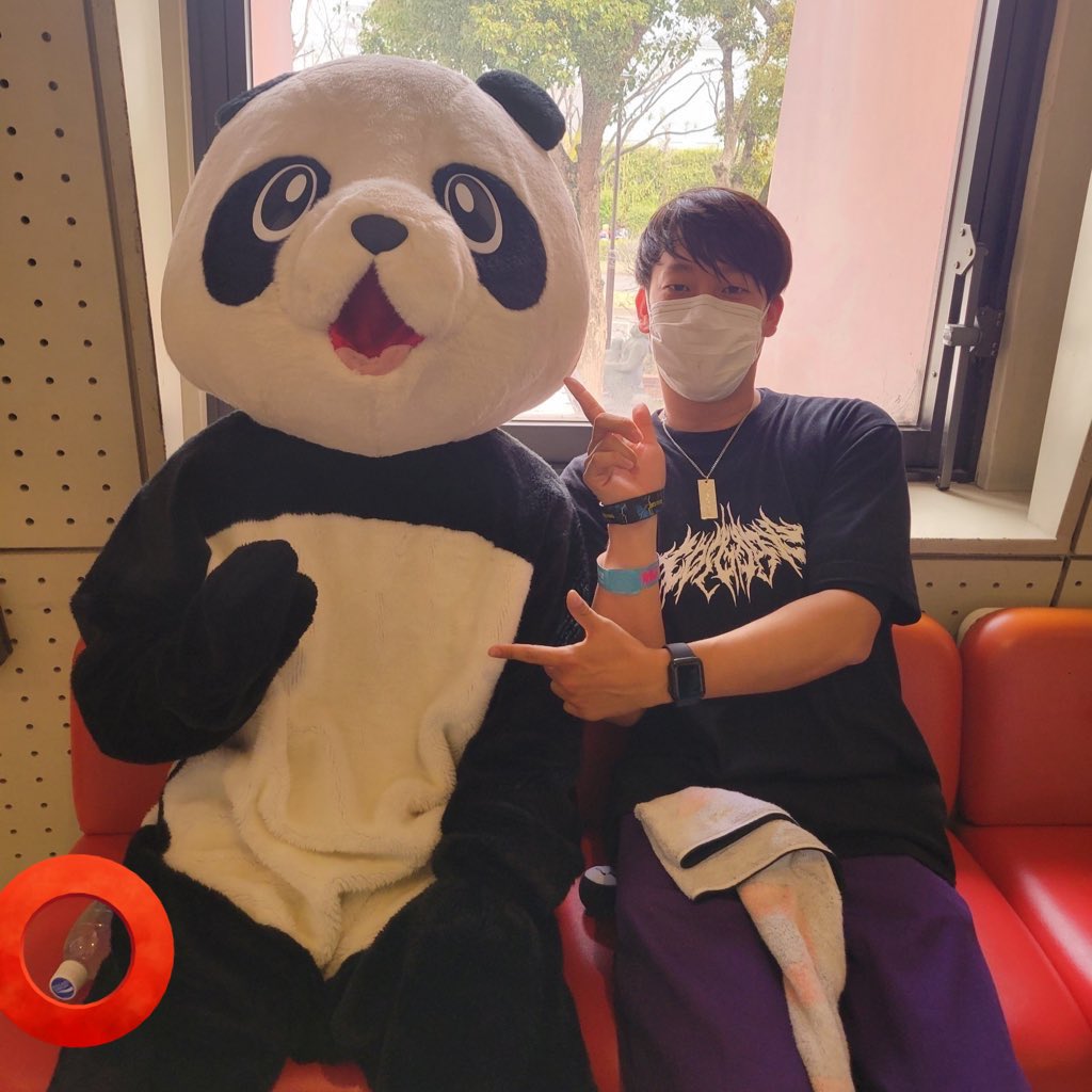 Hd0T6's tweet photo. パンダのエピソード思い出した。
去年のメガベガスでクタクタになって水分なくてやばいって時にパンダと会って写真とったら、パンダが未開封のポカリをくれた。そっからパンダの人柄(中の人がレジェンド)って認識した。 https://t.co/88DooVCwg1