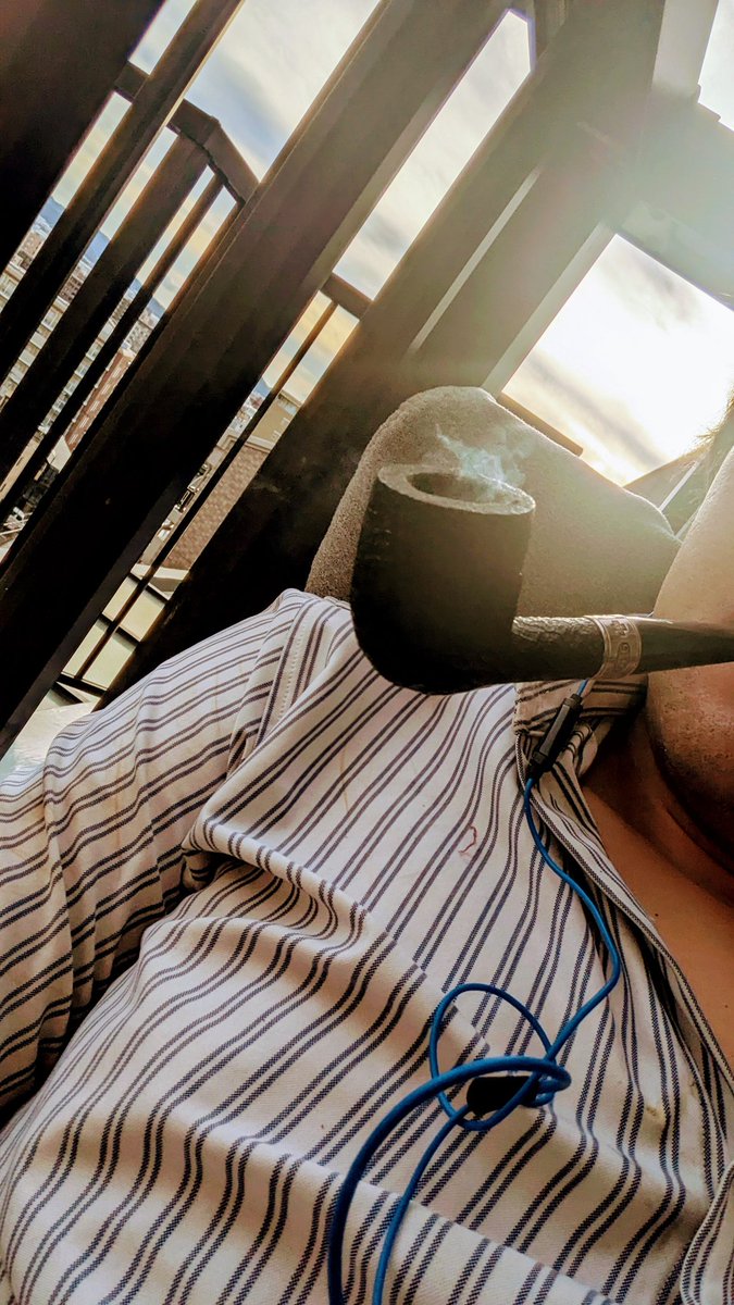 Atsui desu. 
It's hot in the evening too.

#pipe #pipes #pipesmoking #smokingpipe
#pipesmokingcommunity #tobaccopipes
#pipecommunity #tobaccopipe
