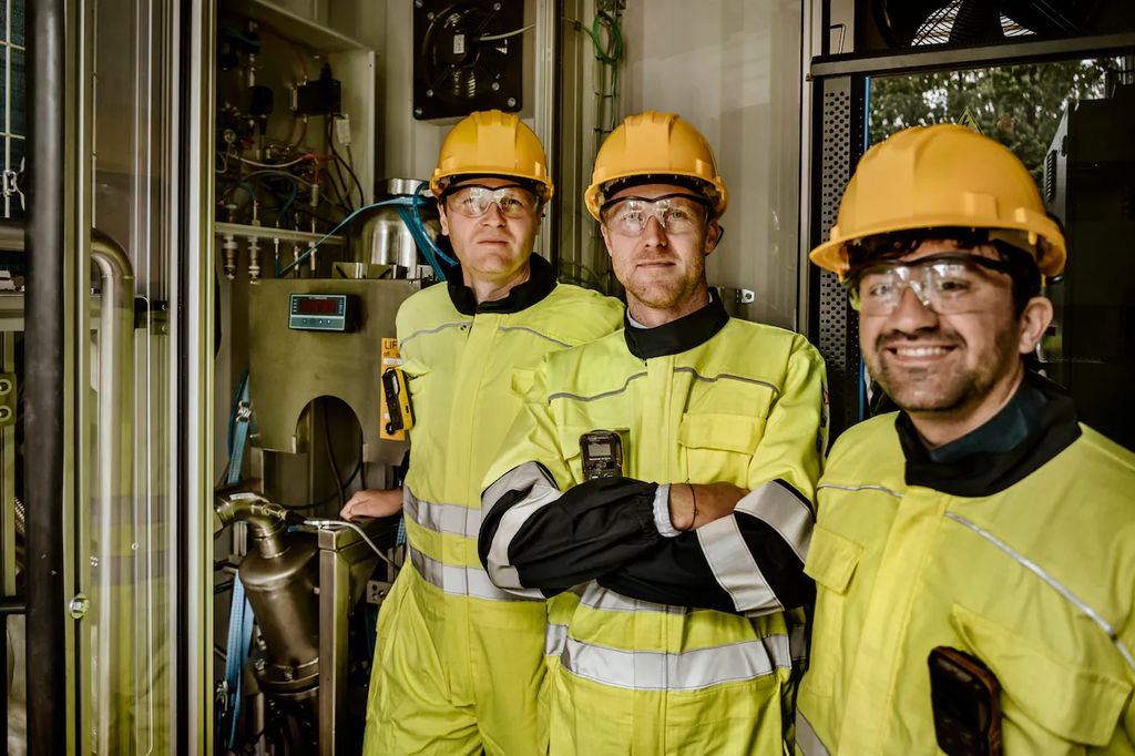 PMVnv (@pmvnv) on Twitter photo Met innovatieve technologie maakt start-up D-CRBN van CO2 een nuttige grondstof. De jonge ondernemers Georgi Trenchev, David Ziegler en Gill Scheltjens gebruiken daarvoor plasma, een elektrisch geladen gas.
Lees het artikel: demorgen.be/nieuws/d-crbn-… Met innovatieve technologie maakt start-up D-CRBN van CO2 een nuttige grondstof. De jonge ondernemers Georgi Trenchev, David Ziegler en Gill Scheltjens gebruiken daarvoor plasma, een elektrisch geladen gas.
Lees het artikel: demorgen.be/nieuws/d-crbn-…