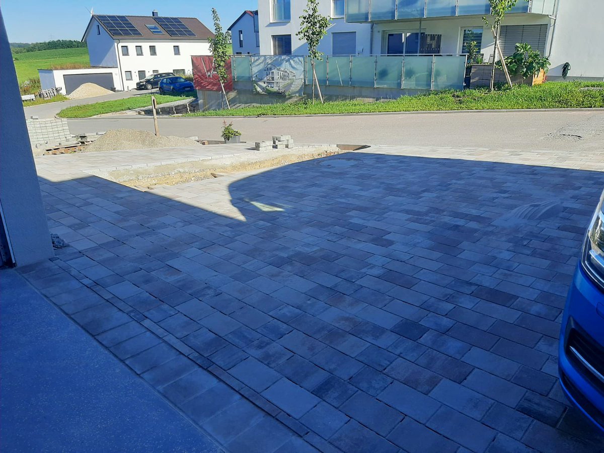 EbiMi28's tweet photo. Was übrigens am Wochenende endlich fertig wurde. Jetzt noch Erde verteilen und einen Weg Pflaster dann ist der Gartengrundstock geschafft 🤩
#GaLaBau #Ebibaut https://t.co/OXh5jfcRML