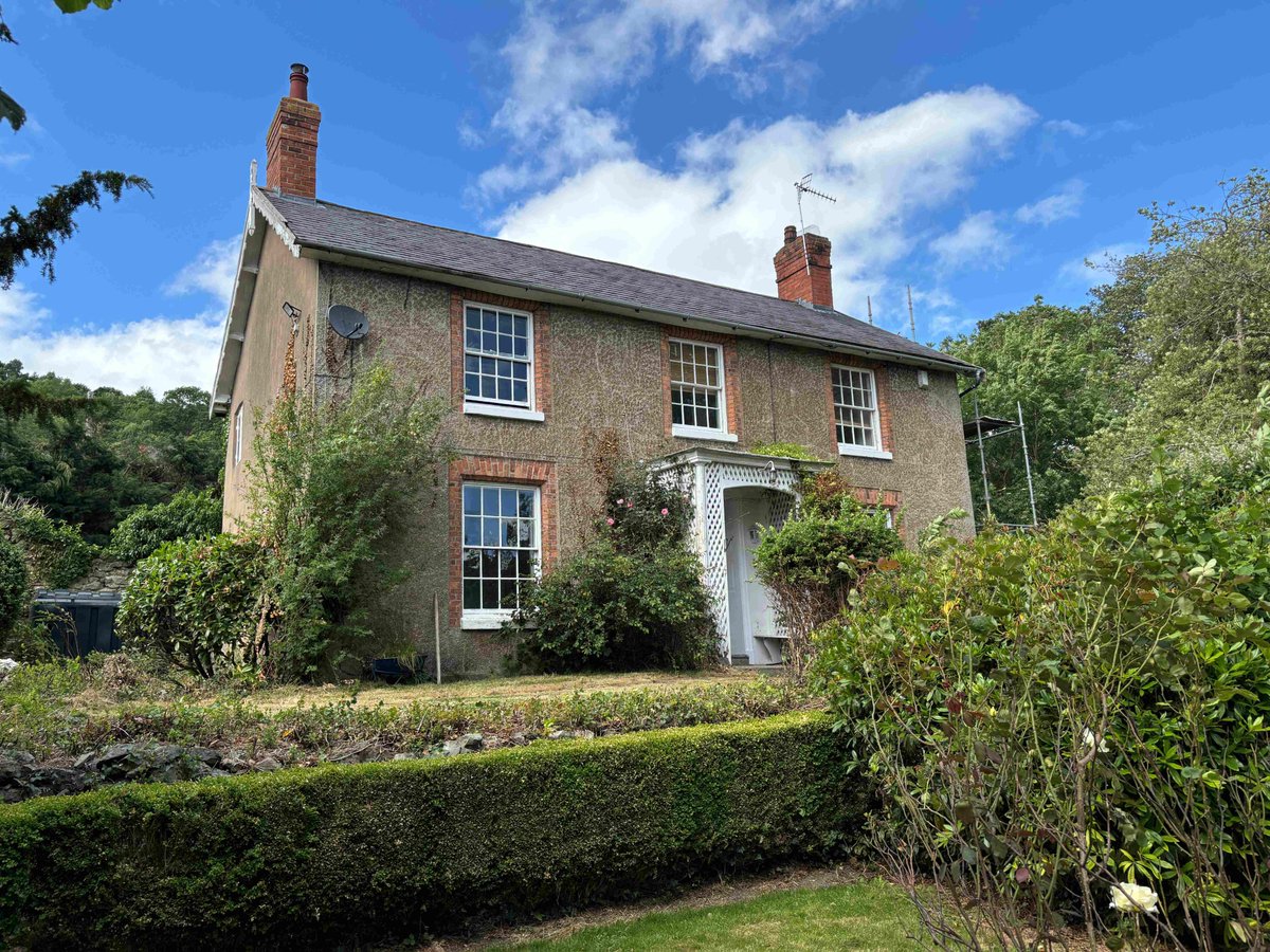 Forge_Property's tweet image. Three bedroom detached period property to let, in easy reach of Welshpool and Shrewsbury. Get in touch to arrange a viewing of this lovely house forgeproperty.co.uk/blog/period-pr…
#propertytolet #housetolet #Shrewsbury #Welshpool #periodproperty #forgeproperty #lettings #rentedproperty
