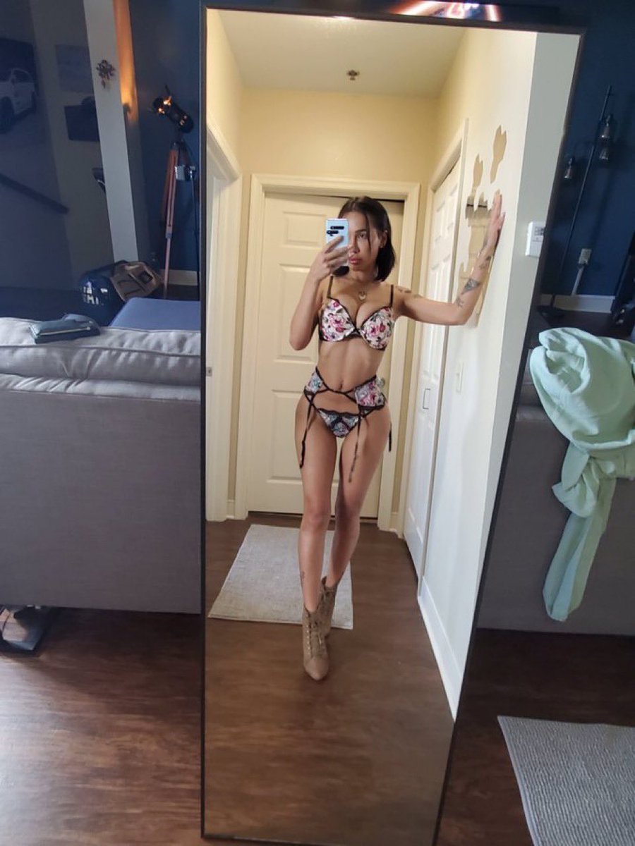 Sexylexibabe's tweet photo. I love dress up but its who rips them off that counts https://t.co/yIHhgqBwGb