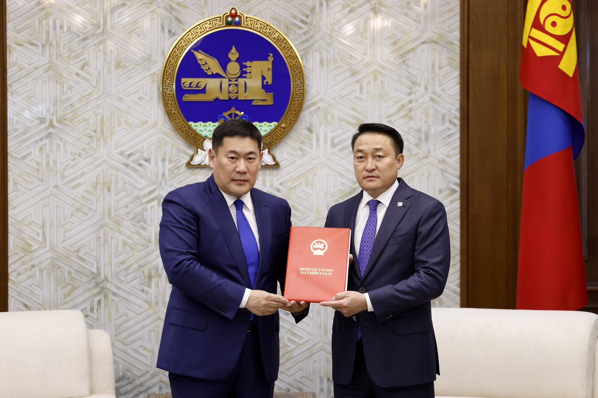 Монгол Улсын Ерөнхий сайд Л.Оюун-Эрдэнэ Засгийн газрын бүтцийн тухай, Засгийн газрын бүрэлдэхүүний тухай хуулийн төслийг өргөн мэдүүлэв parliament.mn/nn/62652/