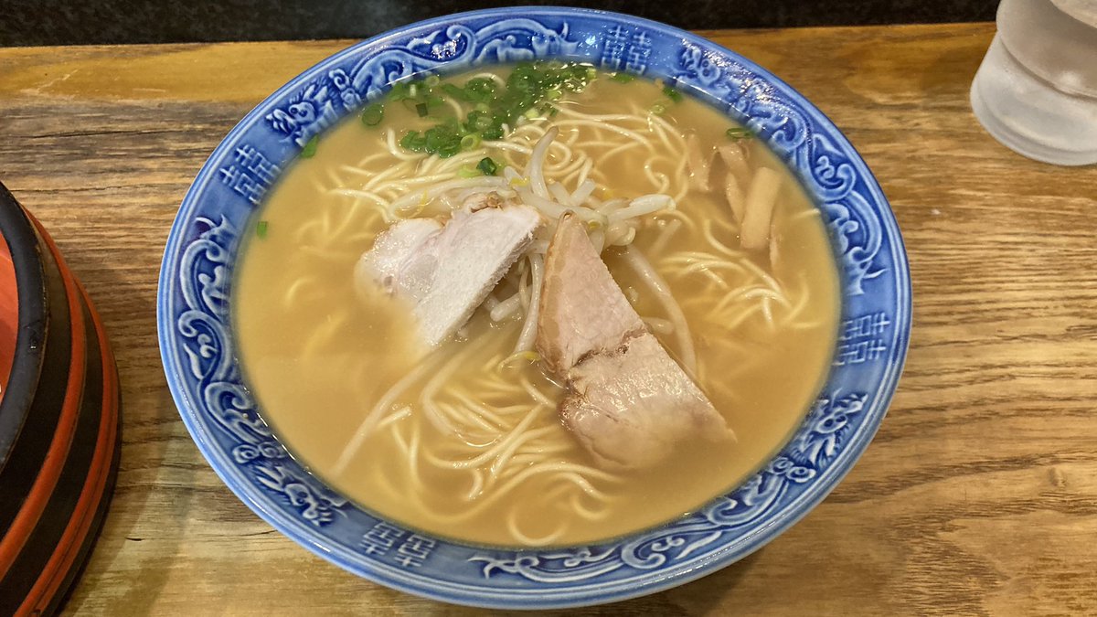 loveramener's tweet photo. 四方平@小倉のスペシャルセット
ラーメンと寿司が一緒に食える店舗、完全分業制で表にいる大将は寿司職人の模様。
ラーメンは鶏の甘味強めの白濁系で分類的には鶏白湯、豚骨だと思ってたので少し驚いたが悪くない。
麺は少し硬めでボソッとした食感の細麺、スープとの相性も案外悪くない。 https://t.co/KP4p9uiHKB
