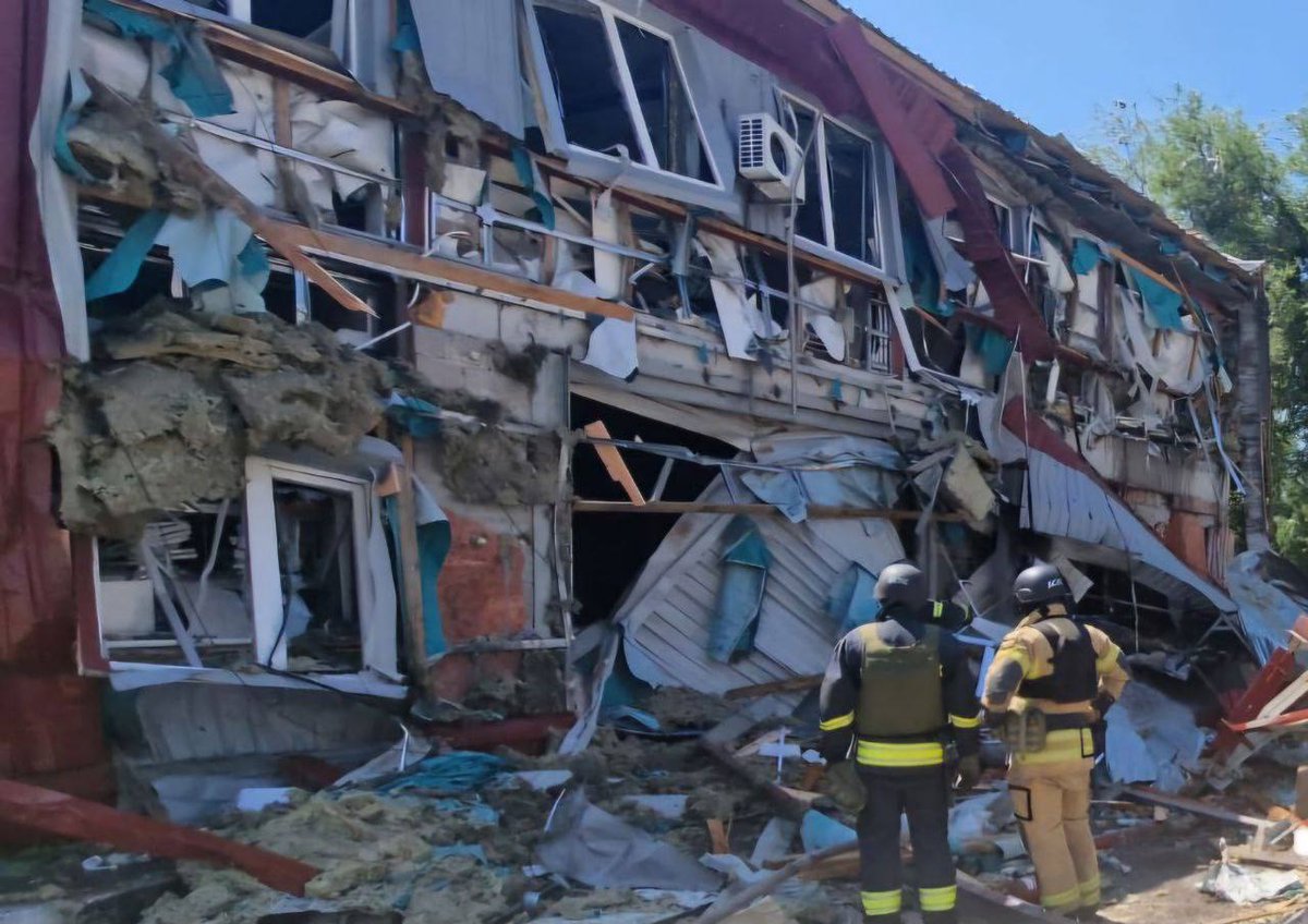 United24media's tweet photo. ⚡️ As a result of the attack on Dnipro, one man died. 

Currently, 6 are injured, with one critical, per the head of the Regional Military Administration, Lysak. 

In Kryvyi Rih, injuries have risen to 37.

📷: Serhii Lysak/Telegram. https://t.co/gUgBoEXAab