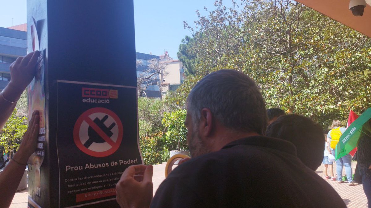 CCOOpublica's tweet photo. 📢 Ja estem davant del Departament d'Educació per exigir solucions a la situació d'incertesa que han provocat a més de seixanta mil treballadores i treballadors docents!

📢 S'hauria d’haver previst que el decret de plantilles no té sentit en un sistema democràtic i transparent! https://t.co/Wh4b25nnCk