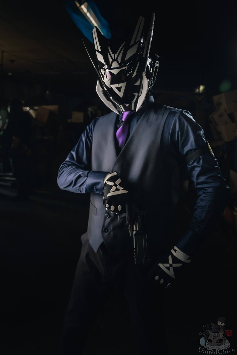 HanName3818's tweet image. ある施設の裏側に潜入し調査開始

Ⅴ「近場で別の任務を終えたばかりで着慣れない物ではあるが…、仕方がない…。」

Ⅴ「こちらⅤ、目標地点に潜入した。」

3🎧3「もう着いたのか、速いねぇ〜。
んじゃ！電子機器類ジャックして周辺を観察しておくわ！」

Ⅴ「頼んだ。」

#QUADCORE