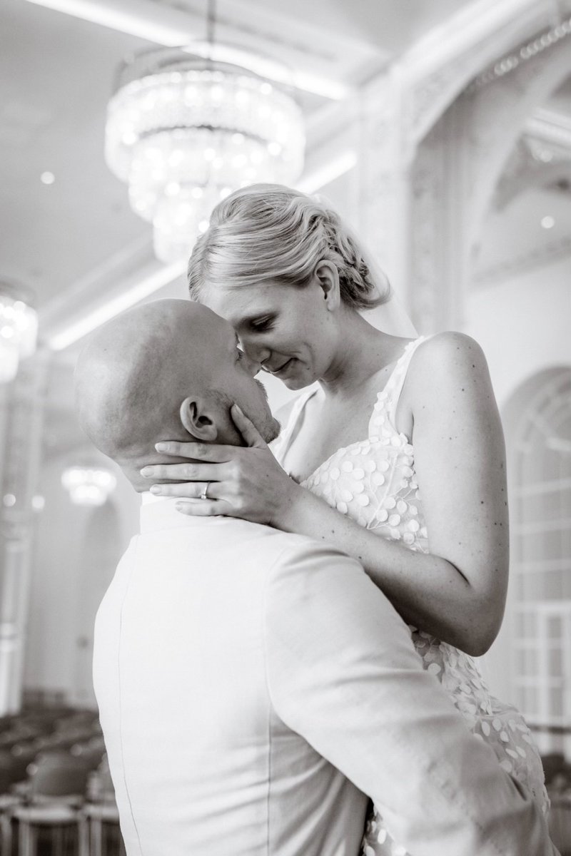 bayer04fussball's tweet photo. 💒 Die herzlichsten Glückwünsche zur Hochzeit, Niklas & Natascha #Lomb! 💍
💓 Alles Gute für eure gemeinsame Zukunft! 🖤❤️
#Werkself | #Bayer04 https://t.co/0SFmRazgkS