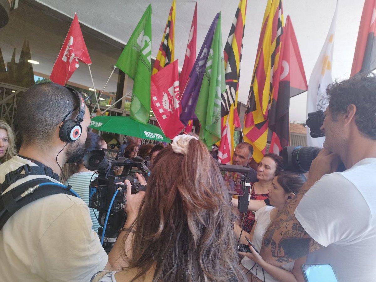 📢 Ja estem davant del Departament d'Educació per exigir solucions a la situació d'incertesa que han provocat a més de seixanta mil treballadores i treballadors docents!

📢 S'hauria d’haver previst que el decret de plantilles no té sentit en un sistema democràtic i transparent!