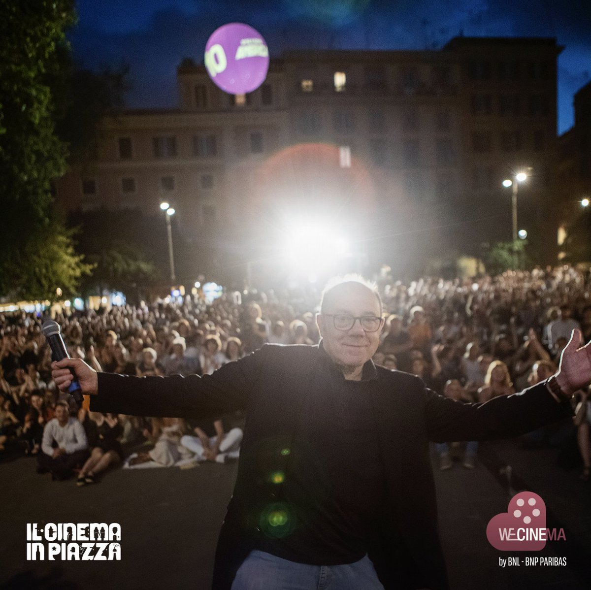 WeCinema's tweet image. “È bello vedere tanti giovani che vengono a vedere un film complesso, tanto intelligente, rivoluzionario, vuol dire che questi ragazzi amano veramente tanto il cinema”.

#CarloVerdone, ospite a #IlCinemaInPiazza, presenta #QuartoPotere di Orson Welles. L’attore e regista dialoga
