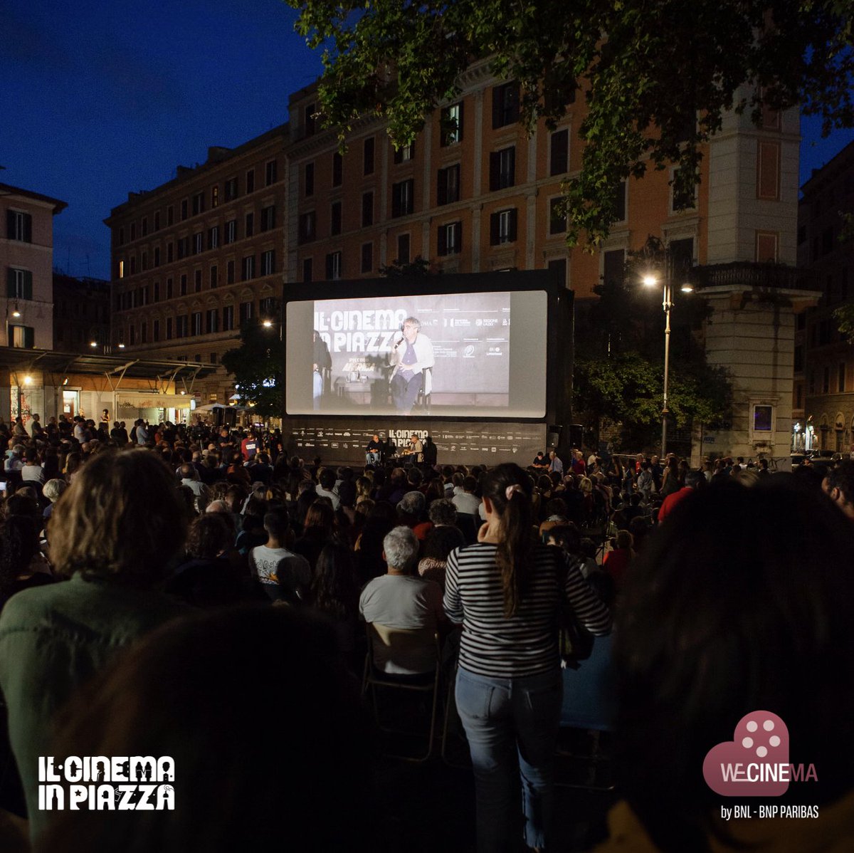 WeCinema's tweet image. “È bello vedere tanti giovani che vengono a vedere un film complesso, tanto intelligente, rivoluzionario, vuol dire che questi ragazzi amano veramente tanto il cinema”.

#CarloVerdone, ospite a #IlCinemaInPiazza, presenta #QuartoPotere di Orson Welles. L’attore e regista dialoga