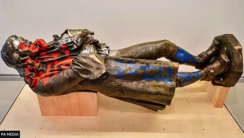 d) ์๋๋ฌ์ ์ค์บ๋ค์ ๋ํ ๊ณต์ ๋ณด๊ณ ์์์ ์ค๋ช
ํ๋ฏ์ด, ์ด ์ฌ๊ฑด์ ๋ถ๋ถ์ ์ผ๋ก '์๊ตญ์ ์๋ฏผ ์ญ์ฌ, ์ด๋ฏผ์ ์ญ์ฌ, ๊ทธ๋ฆฌ๊ณ ์๊ตญ ํ์ธ์ ์ญ์ฌ์ ๋ํ ๋์ค๊ณผ ๊ด๋ฆฌ๋ค์ ์ดํด ๋ถ์กฑ' ๋๋ฌธ์ ๋ฐ์ํ์ต๋๋ค. '์ ๋์ ์ธ ํ๊ฒฝ์