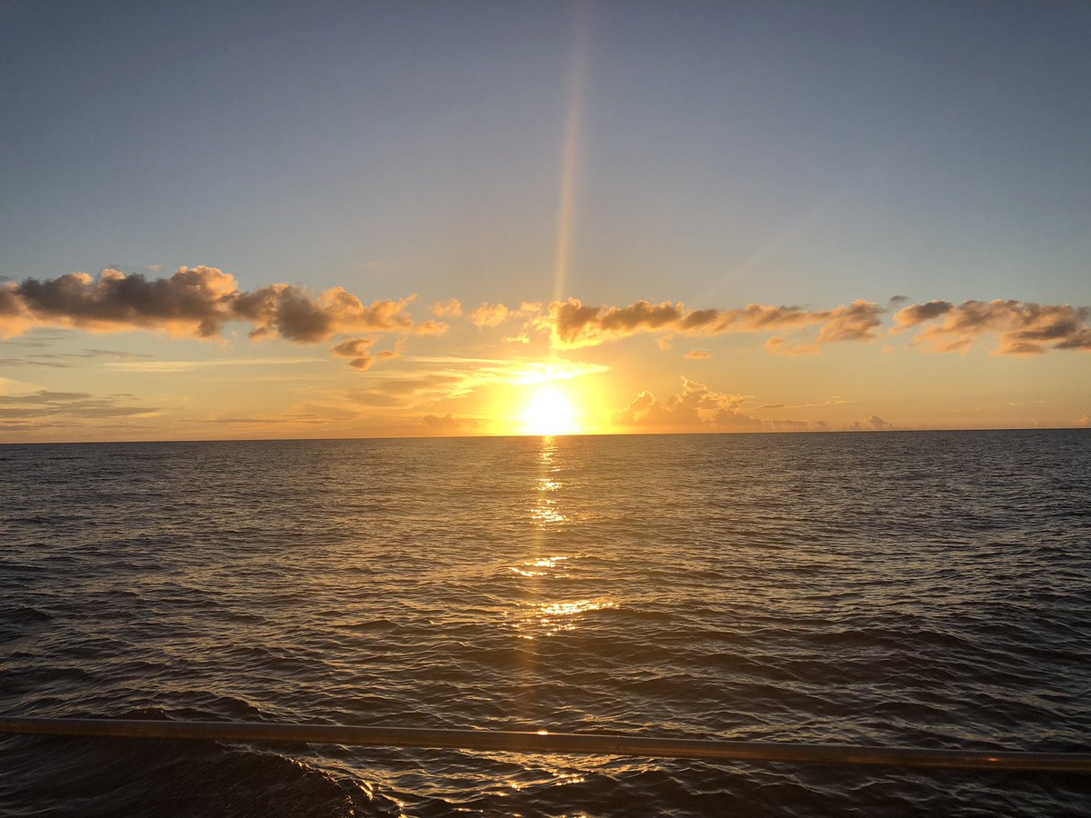 himazin221's tweet photo. 沖縄の夕焼け綺麗☀️ https://t.co/UsWYAFphIK