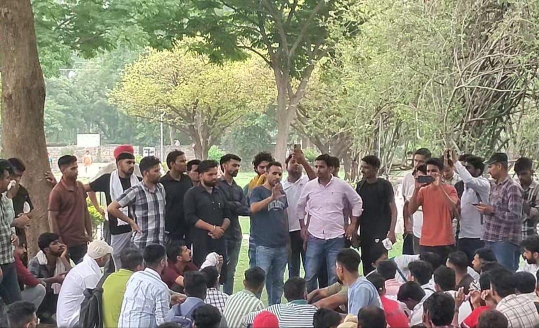 AAPHaryana's tweet photo. भाजपा के राज में 4 साल से ना कोई भर्ती हुई ना #CET क्वालीफाई इसलिए #CET क्वालीफाई करें हरियाणा सरकार। 

CET क्वालीफाई करवाने के लिए चंडीगढ़ में CM हाउस के पास प्रदर्शन कर रहे युवाओं को आम आदमी पार्टी के युवा नेता और कुरुक्षेत्र विश्वविद्यालय अध्यक्ष @bharatbrarcyss ने दिया समर्थन। 

▶️लंबे समय से हरियाणा के युवा #CET क्वालीफाई की मांग कर रहे हैं लेकिन इस गूंगी-बहरी भाजपा सरकार के कानों में जूं तक नहीं रेंग रही। मुख्यमंत्री @NayabSainiBJP हरियाणा के युवाओं के भविष्य के बारे में भी कुछ सोचिए अगर युवा सरकार बनाना जानते हैं तो सरकार को गिराना भी जानते हैं। 

▶️हरियाणा सरकार ने 1 साल में 2 बार #CET लेने का वादा किया था जो भाजपा के 15 लाख वाले जुमले जैसा ही रहा। जो विद्यार्थी इन वर्षों में अपनी 12वीं की परीक्षा पास करके आए हैं अगर वे बच्चे परीक्षा में नहीं बैठ पायेंगे तो ये उनके हक़ों का हनन है। इन बच्चों ने तो CET की परीक्षा दी ही नहीं क्योंकि CET की परीक्षा एक ही बार हुई है जो 2 सालों में 12वीं की परीक्षा पास करके विद्यार्थी आए हैं आखिर वो कहां जाएं! इसका जवाब दे हरियाणा सरकार?

▶️हरियाणा के युवाओं के भविष्य से खिलवाड़ करना बंद करें हरियाणा सरकार। 

भाजपा की युवा-विरोधी सरकार को आने वाले विधानसभा चुनाव में हरियाणा के युवा ही सत्ता से बाहर करने का काम करेंगे ।

#CYSS #CET #BJPFailed #Unemployment #jobs #youth #HaryanaGovt #HaryanaNews #bjpgovernment