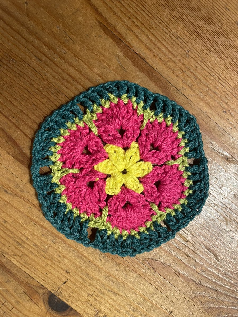 猫も溶ける今日の東京😆

明日は <a href="/kotobldg/">西荻の“ことビル”</a> 西荻のことカフェでの癒しのモチーフ編みワークショップです。

こんなビビッドなモチーフも編めますよー🫶

#西荻窪 #西荻窪カフェ #編み物 #かぎ針編み #knitting