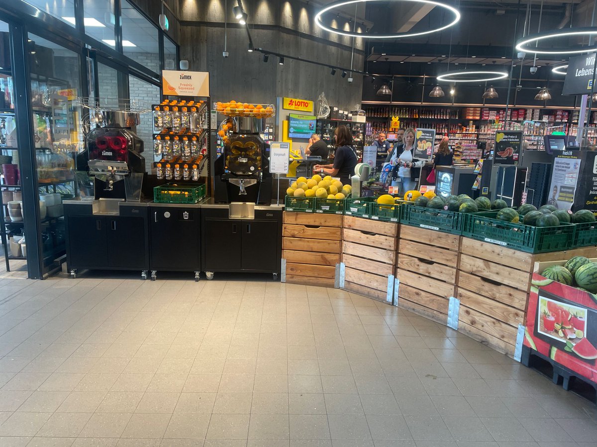 zumexgroup's tweet photo. This is how a freshly squeezed juice station would look like in your supermarket.

Check out the latest innovation at #EDEKA Stengel in Fürth, brought to you by our partners at Zumex Deutschland! 🍊

#Zumex #ZumexDeutschland #RetailSolutions https://t.co/N7cUt22YuZ