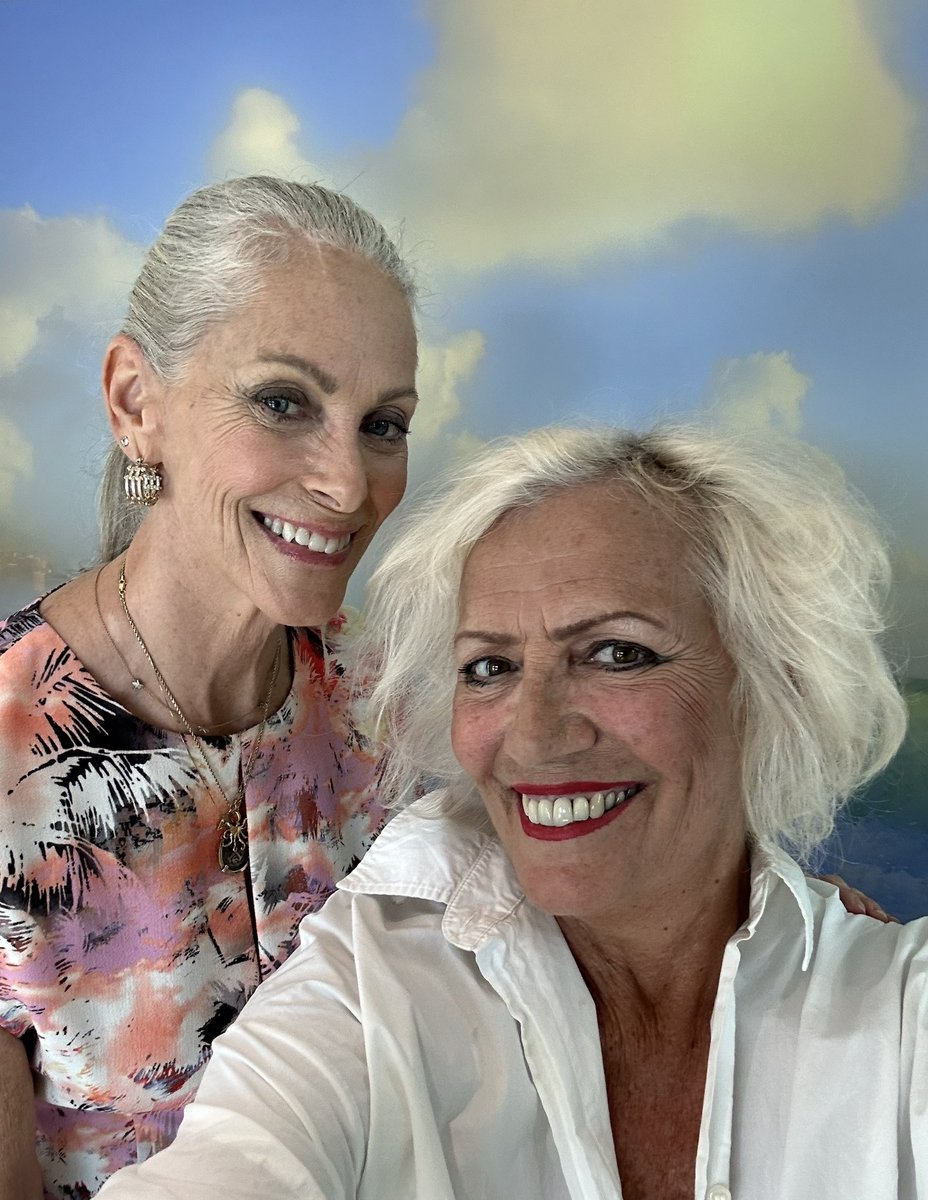 angeline_cesar_'s tweet photo. My artyparty SummerSale Soirée @JWTurnberry  ! 
50 percent off @angelinecesarstudio.com 
Till July 31st ! 
🩵 https://t.co/s6f1wlSE33