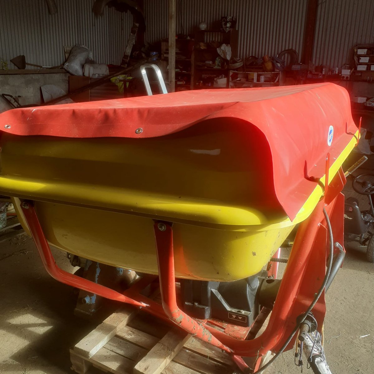 ClonmelCovers's tweet photo. A Customer Came to us Looking for a spreader cover that would be permanently fixed that could be opened and closed easily ,The Design is based on a truck roll over cover and it came out very well. #CustomCover #CustomMade #IrishMade #Vicon #Farming https://t.co/1uKLIRSKh8