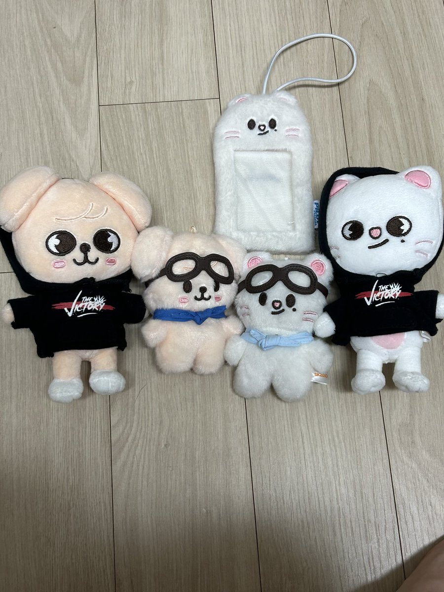 Swear_0320's tweet photo. 스키주 인형판매합니다 
스키주 응원봉 망토 폭시니 판매합니다

하자,외출❌
다 비닐에 포장해뒀습니다 
폭시니 망토 3.0 미개봉 
스키주오리지널- 퍼핌 3.0 지니렛 3.5
콩키주- 퍼핌 2.3지니렛 2.5
포카홀더 지니렛 2.3

스트레이키즈 리빗 지니렛 퍼핌 폭시니 
울프찬 돼끼 쿼카 https://t.co/YOnQ8h7ahL