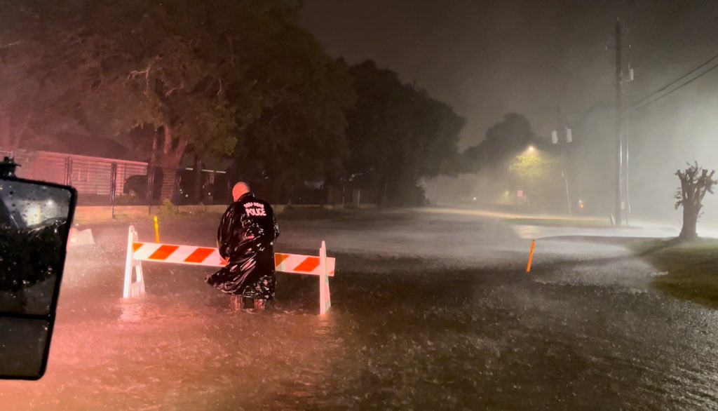 RosenbergPolice's tweet photo. Rosenberg is feeling the brunt of #HurricaneBeryl right now. Officers in high water vehicles have been dispatched to a water rescue on Avenue N.  

CenterPoint Outage Tracker
https://t.co/acC87HzM8M

Rosenberg Street Closures:
https://t.co/E9tnMCT8gB https://t.co/xs75peO4eY