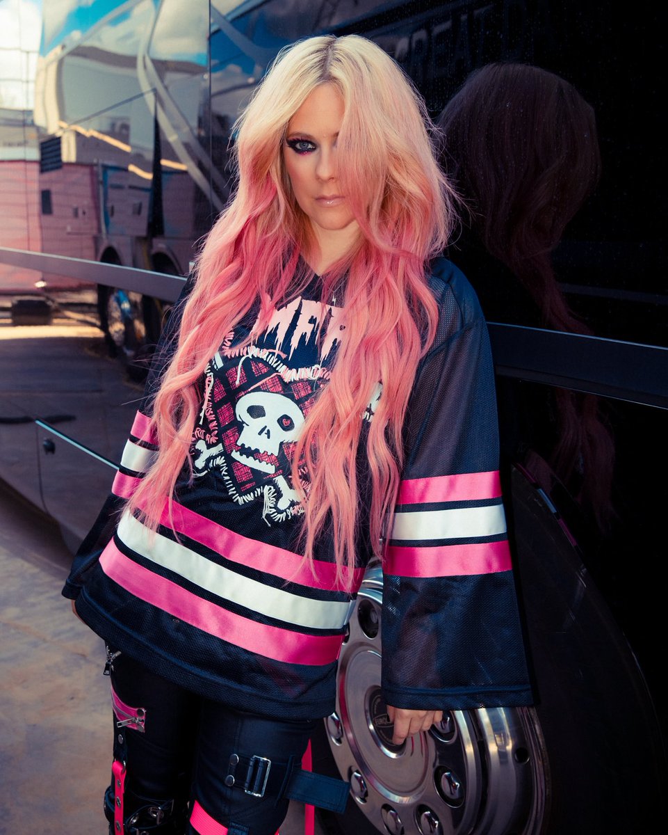 AvrilLavigne's tweet image. La Vie en Rose