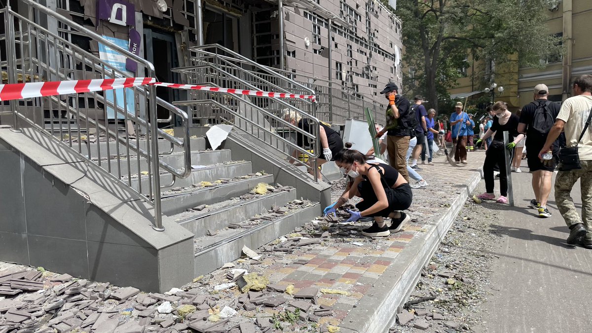 Wir waren eben am Okhmatdyt-Kinderkrankenhaus. Die Ärzte behandeln Kinder auf der Straße. Kleine Krebs- und Dialysepatienten sitzen mit ihren Müttern auf dem Bürgersteig. Feuerwehr, Rettungskräfte und viele Freiwilligen helfen vor Ort. Auch wir helfen - tun, was wir können.