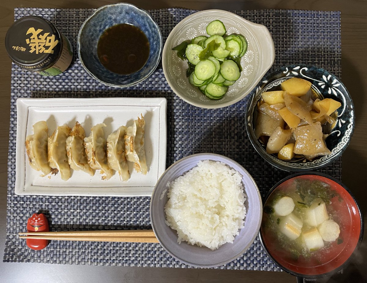 晩ごはんだよー

蒟蒻とジャガイモと玉ねぎの煮物
餃子🥟
きゅうり🥒とわかめの酢の物
磯じまんの瓶詰生のり

今日はすっごく暑いから一歩も家から出なかったニャー😺😳

#晩ごはん
#おうちごはん
