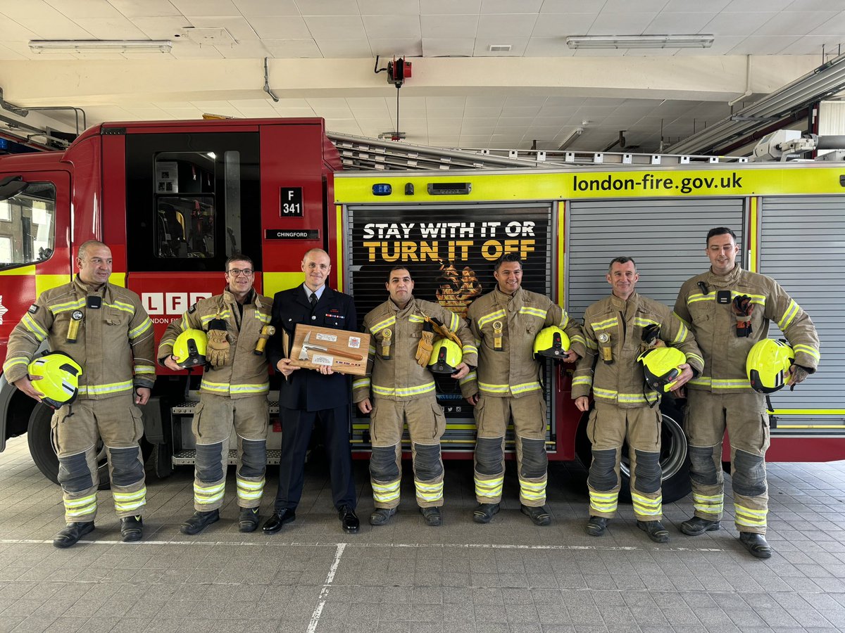 Today we said a big thank you and happy retirement to one of Red Watch Chingford. After just over 30 years, Neil is retiring and starting a new journey. A professional proud and caring firefighter who will be a loss to @LondoFire and Chingford. Enjoy and stay safe.