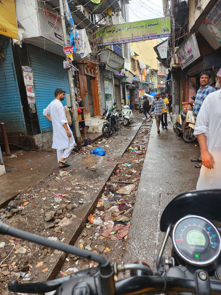 LocalJustice3's tweet photo. @mybmc  this road has been digged by BMC, 2 month ago. Still it's in same condition now the school has been started.  People are not able to walk as well. Old age's people are getting tripped. 
@CMOMaharashtra @mieknathshinde  this is not expected. https://t.co/lhuGkcRKtC
